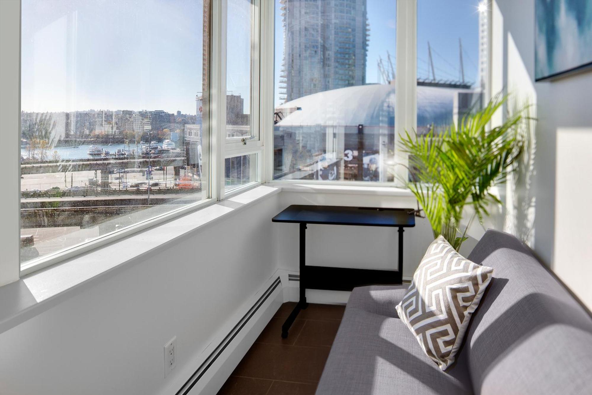 Stylish 2bd In Downtown With Marina View
